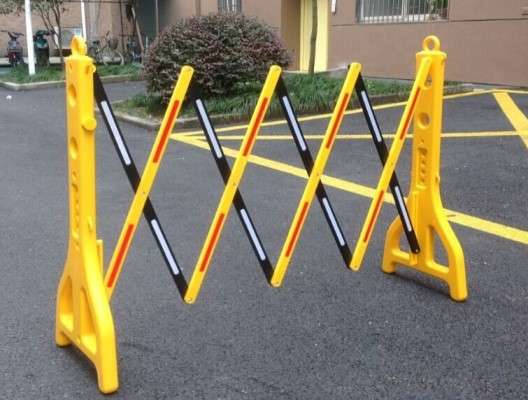 Temporary Isolation | Expandable Safety Barrier | Portable expandable safety barrier, flexible length, high visibility, suitable for temporary area isolation and crowd control