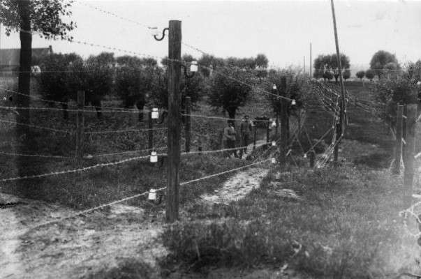 Product Guide | Machine Protection Fence Development History | Development history of industrial machine protection fence systems, industry standard evolution and technological progress introduction