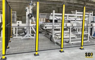 Placa de comprovação de conformidade de Cercas para Máquinas mostrando detalhes de paquímetro, solda, revestimento e placa de base para auditorias prontas para OSHA