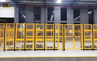 Imagem panorâmica de Cerca de Segurança Industrial com painéis modulares amarelos contínuos da Mdfence em um corredor de fábrica.