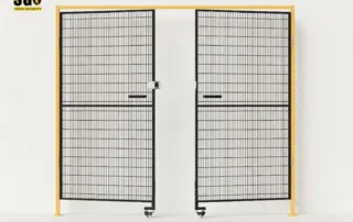 Proteção de perímetro de máquinas em um corredor de armazém com painéis modulares Mdfence ao lado de zonas de estantes e transportadores