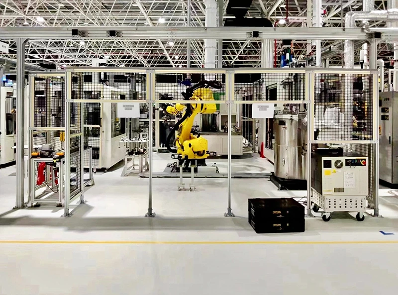 Aluminiumprofil-Schutzzaun um eine Roboterzelle: geschweißte Drahtgitterpaneele auf modularen Stahlpfosten