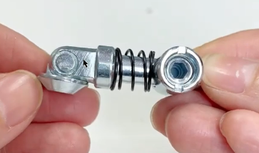 モジュール式機械ガードのボルト接続部の詳細（全ボルト組立ハードウェアを示す）