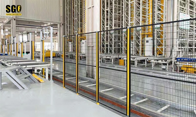Echte industrielle Maschinensicherheitszaunpaneele, die eine automatisierte Produktionslinie mit modularen Stahlgitter-Schutzvorrichtungen schützen