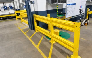 Barrera de viga ondulada: barrera de impacto amarilla de doble riel de servicio pesado con placas base atornilladas para protección contra montacargas