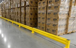 Guardarraíl de almacén de doble viga amarilla de alta resistencia con placas base atornilladas que protege inventario paletizado
