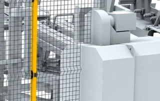 Recinzione di sicurezza senza telaio con pannelli in rete metallica e montanti in acciaio gialli che delimitano macchinari di produzione, con ferramenta per cancello di accesso
